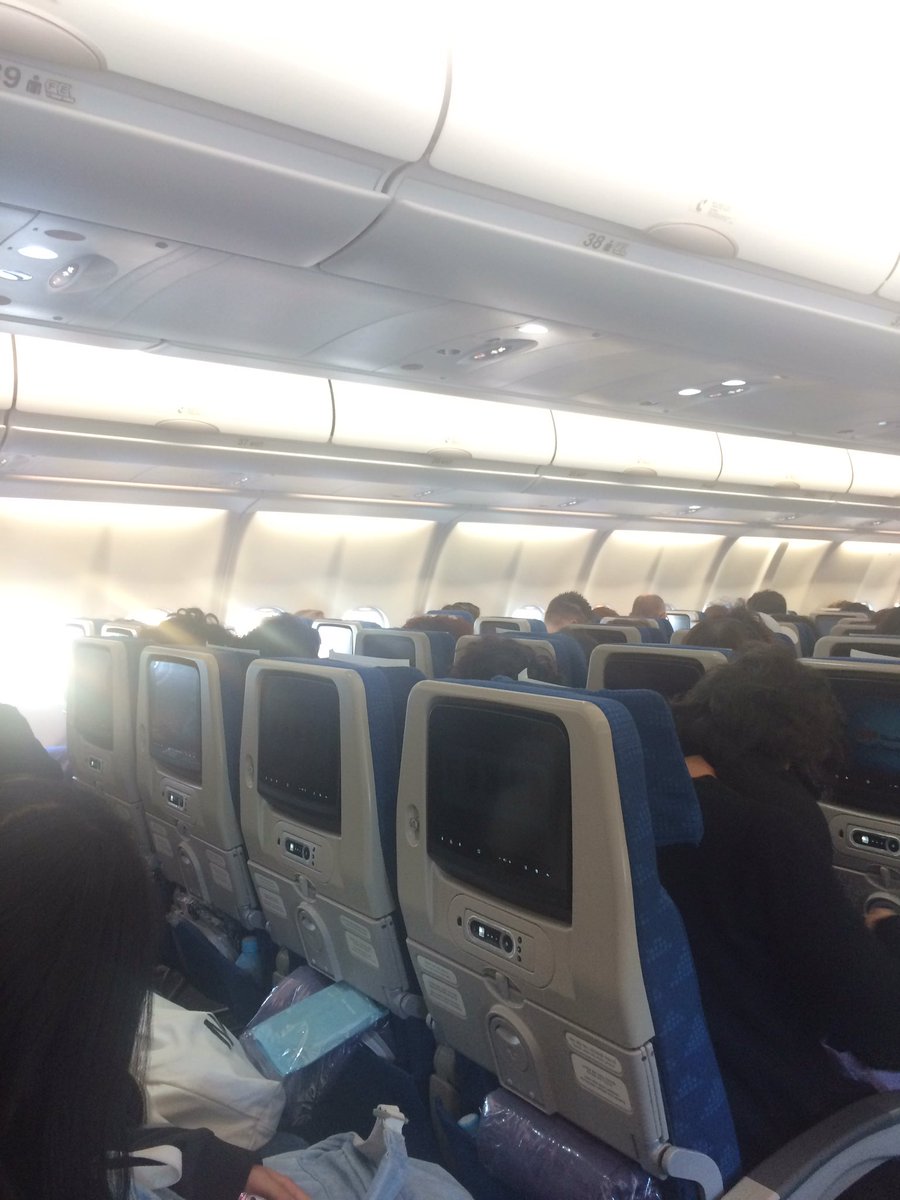 angeapple_'s tweet photo. Spot the Korean aunties #datperm #koreanairlines #eurobound https://t.co/WcgLj9PsrN