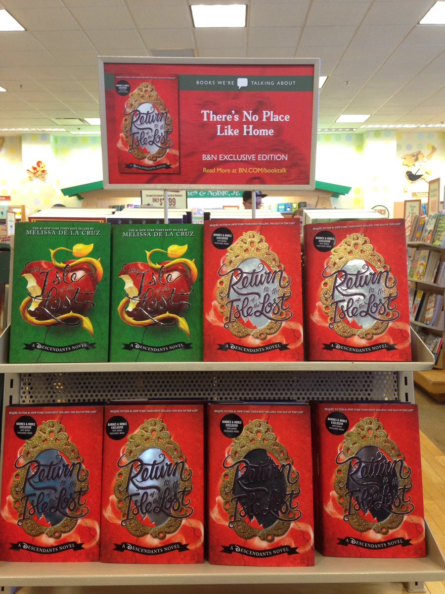 DisneyBooks's tweet photo. Spotted at @BNBuzz! @MelissadelaCruz's @descendants books! https://t.co/Xz9KyEc54B
