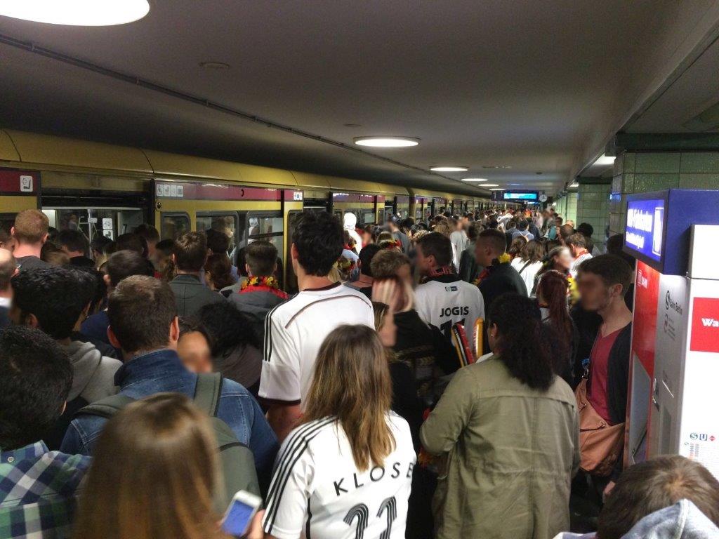 bpol_b_einsatz's tweet photo. Es wird voll auf den #Bahnsteigen! Nehmt #Rücksicht - Ob8 an der Bahnsteigkante - Bhf. #Brandenburger_Tor #bpol https://t.co/4OvmYXgD21