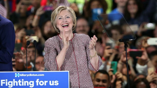 thehill's tweet photo. WATCH: Hillary Clinton reads the word "sigh" off her Teleprompter https://t.co/vv2NuiZMsu https://t.co/nzEqaJZMSA