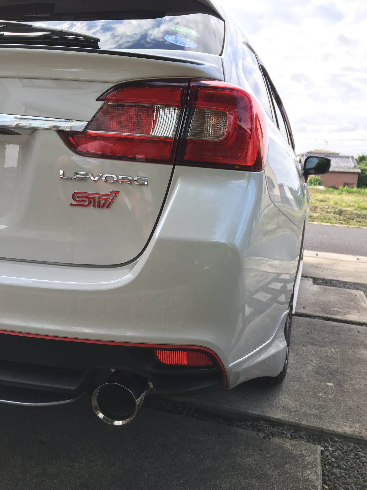 せんちょ 朝からフロントとリアの赤ラインテープ貼りに没頭 意外ときれいに貼れました ホイールナット進化です T Co Gb52yoaojs Twitter