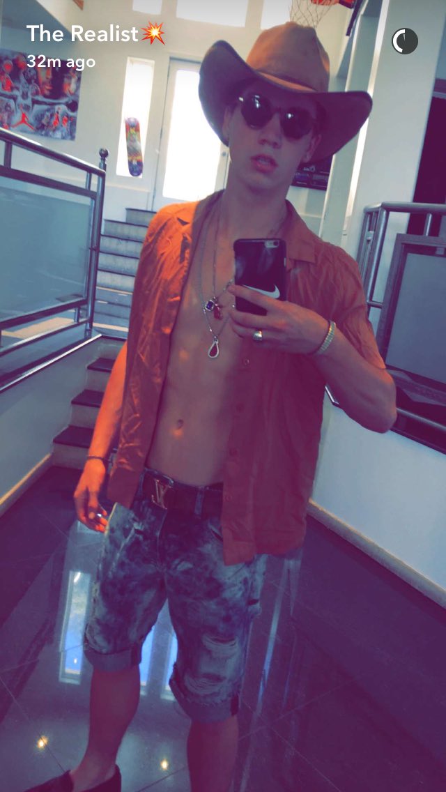 TheProudcaniff's tweet photo. @taylorcaniff and I have the same swan in our pools. So lit 😂💯 https://t.co/bMjZP6CBSd