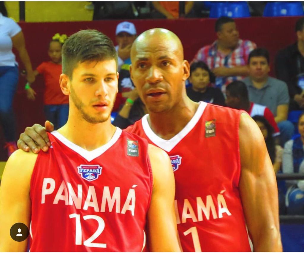 FePaBa's tweet photo. Foto para el recuerdo! El veterano @maikito04 aconsejaba al novato Eugenio #Yuyín Luzcando en el #Centrobasket2016 https://t.co/sZbiMMjp0y
