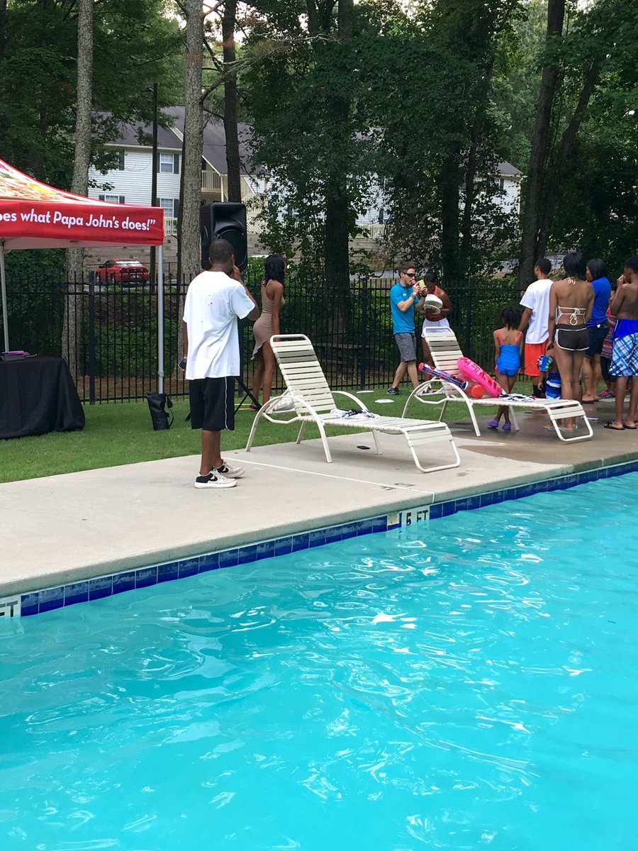 c_lvejoy0's tweet photo. Meadow Crossing Community Pool Party! Awesome turnout! https://t.co/SyB9q6YF8v