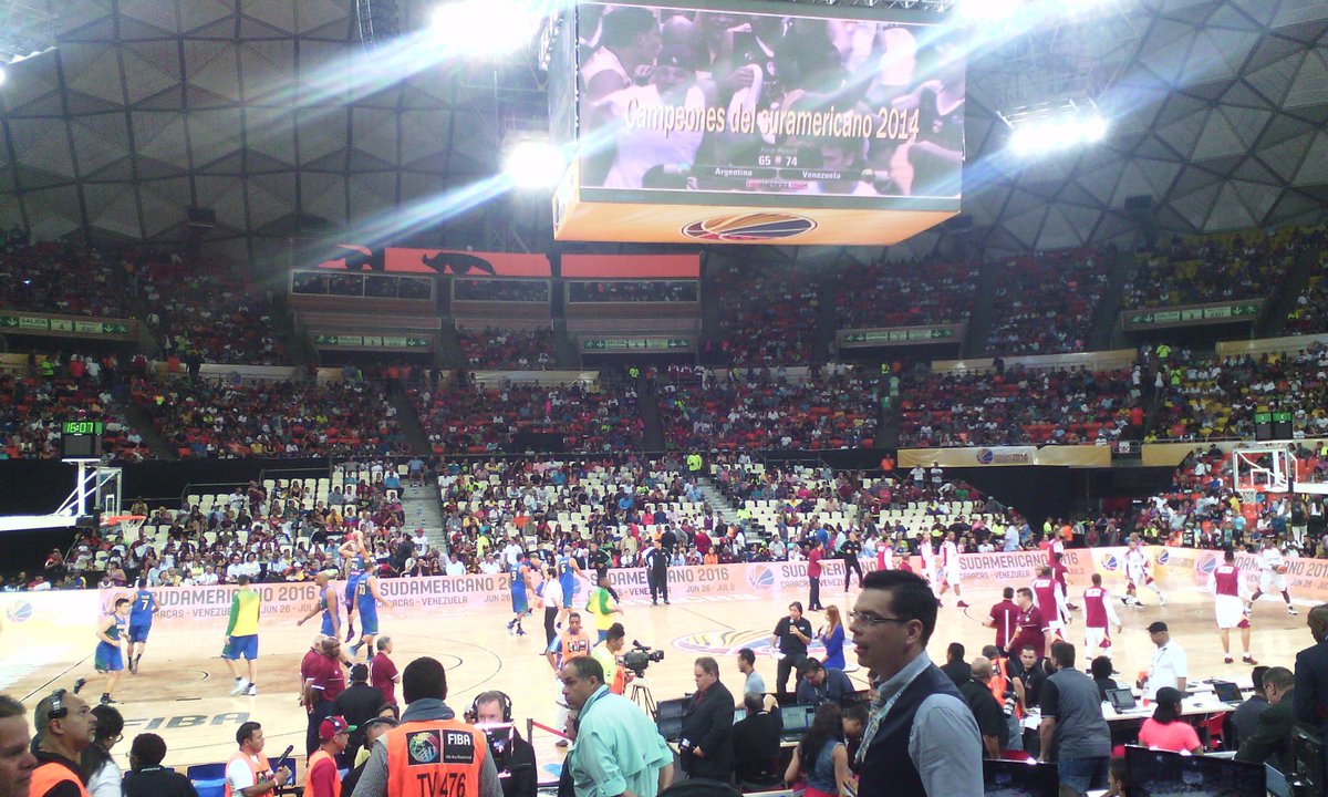 en solo instantes inicia la final entre #Venezuela y #Brasil en este #Suramericano2016 <a href="/acasallenafm/">A Casa Llena</a> @radar96fm