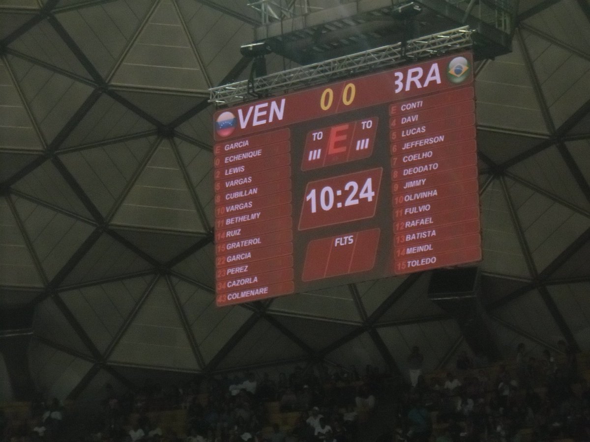 los equipos calentando a solo 10min de la final VEN-BRA en este #Suramericano2016 <a href="/acasallenafm/">A Casa Llena</a> @radar96fm