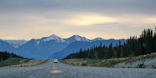 Аляска 4. Дорога в гору. Горы дорога Аляска. Горы Горизонт дорога. Дорога на фоне гор.