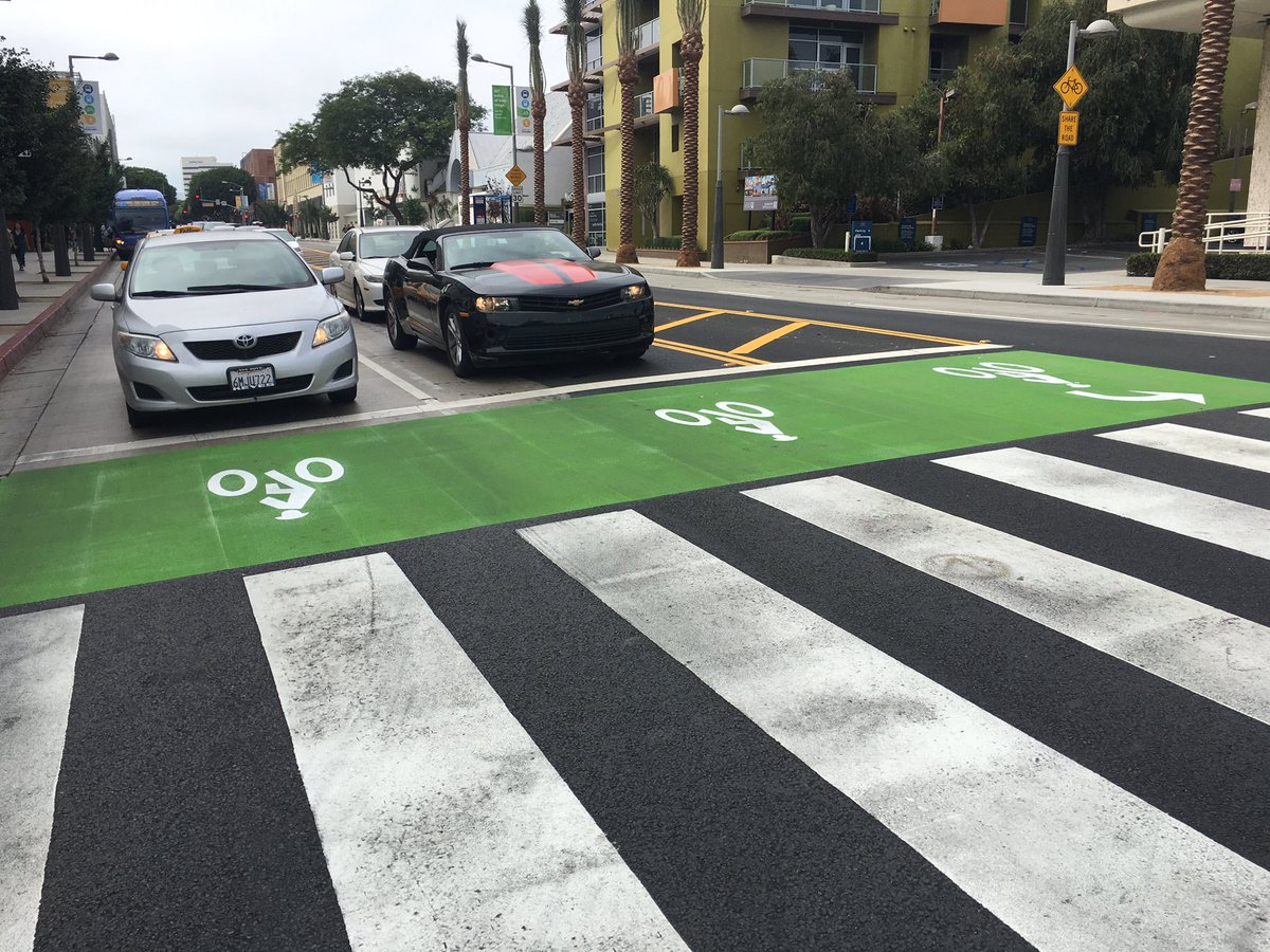 brauliosells's tweet photo. Santa Monica implemented some bike boxes to improve bicycle flow and safety. #uscgeodesign https://t.co/Jr3jhbcsDM