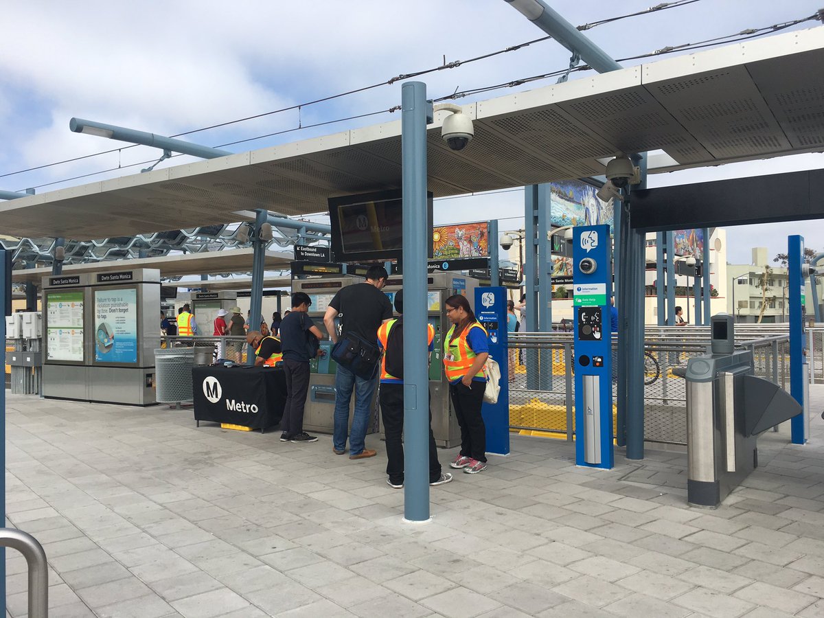 brauliosells's tweet photo. Downtown SM Station has Metro staff to help out people navigate the rail system. #uscgeodesign https://t.co/1kGnzFQvCG