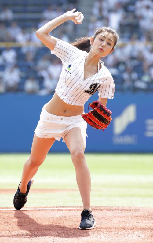 片山萌美 短パン へそ出し 悩殺始球式／写真特集：日刊スポーツ
