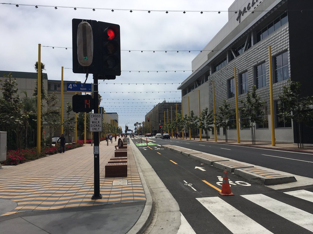 brauliosells's tweet photo. New bike lights in downtown Santa Monica 😱😄 #uscgeodesign https://t.co/0VApgUgvg3