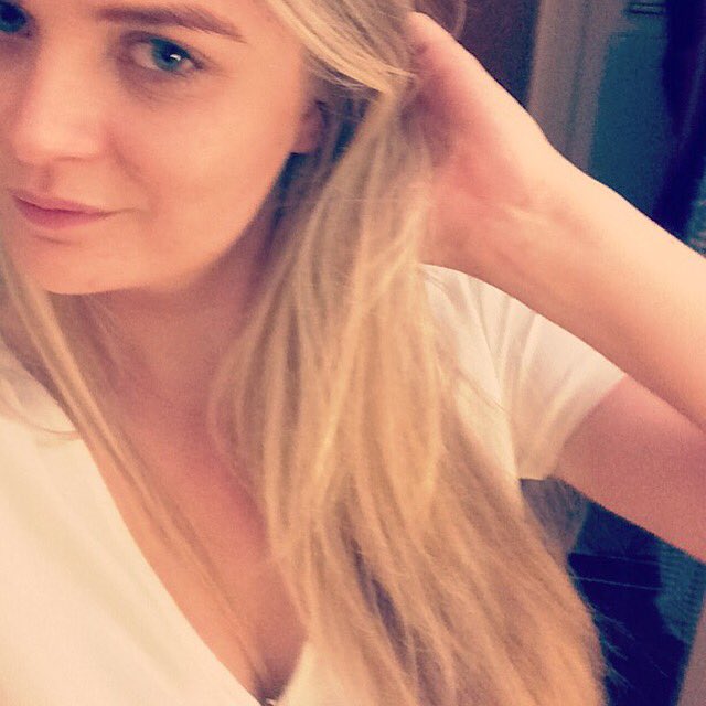 oliviaskye's tweet photo. First night out in a long time πππΈ#fullweekendoff #proseccotime https://t.co/Oa4JIRNzJY