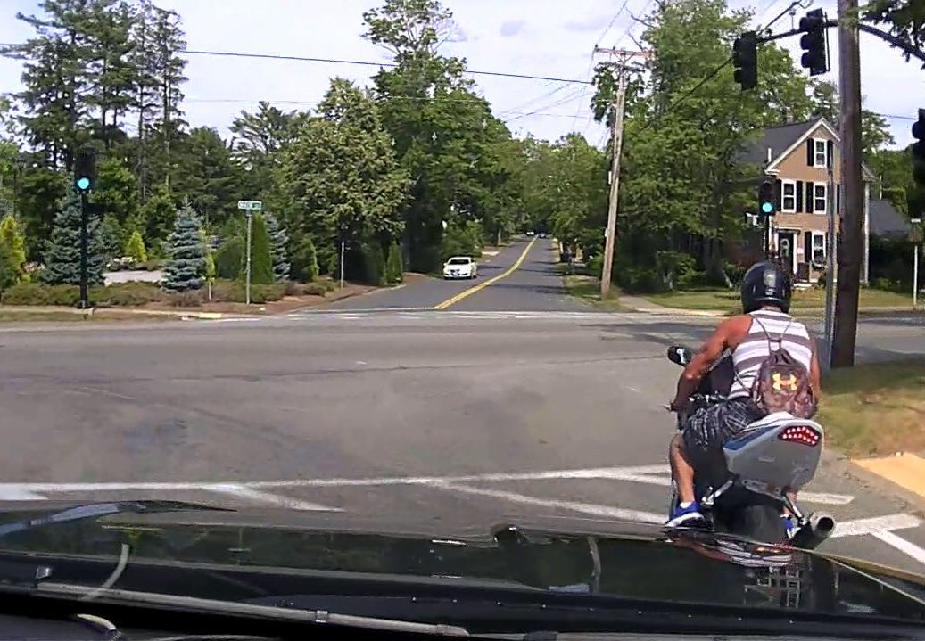 HinghamPolice's tweet photo. Do you know him? For safety, Officers stopped pursuit of this motorcycle today at 3:30. License plate was bent up. https://t.co/bD6M5ItQOp