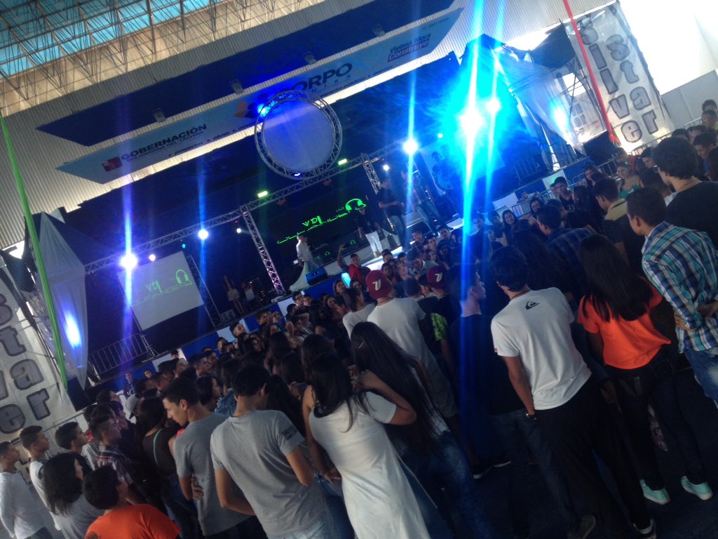 PyroMaryer's tweet photo. Efectos especiales noche de DJ pabellón Venezuela #efectos #pyro #tachira #eventos #dj https://t.co/T0YxGaxFo3