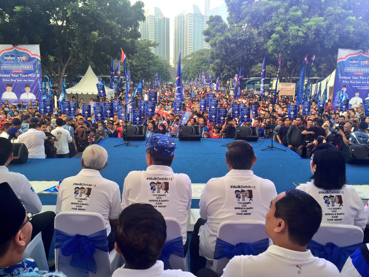 isari68's tweet photo. 100 bus untuk #MudikDemokrat di Parkir Timur tujuan Jatim, Jateng, Jabar akan dilepas Ketum @SBYudhoyono @ulil https://t.co/hg32ll9em8