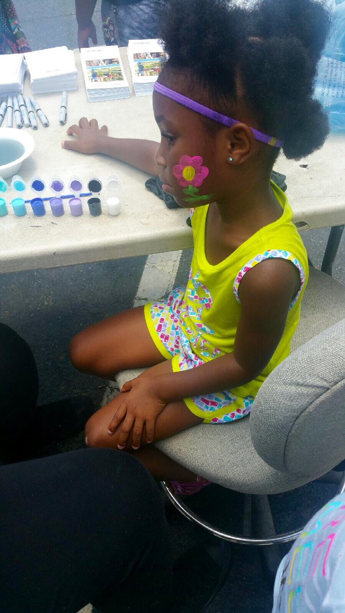 c_lvejoy0's tweet photo. More pics from Meadow Crossing Community Pool Party: face painting https://t.co/SsUi5f1QyG