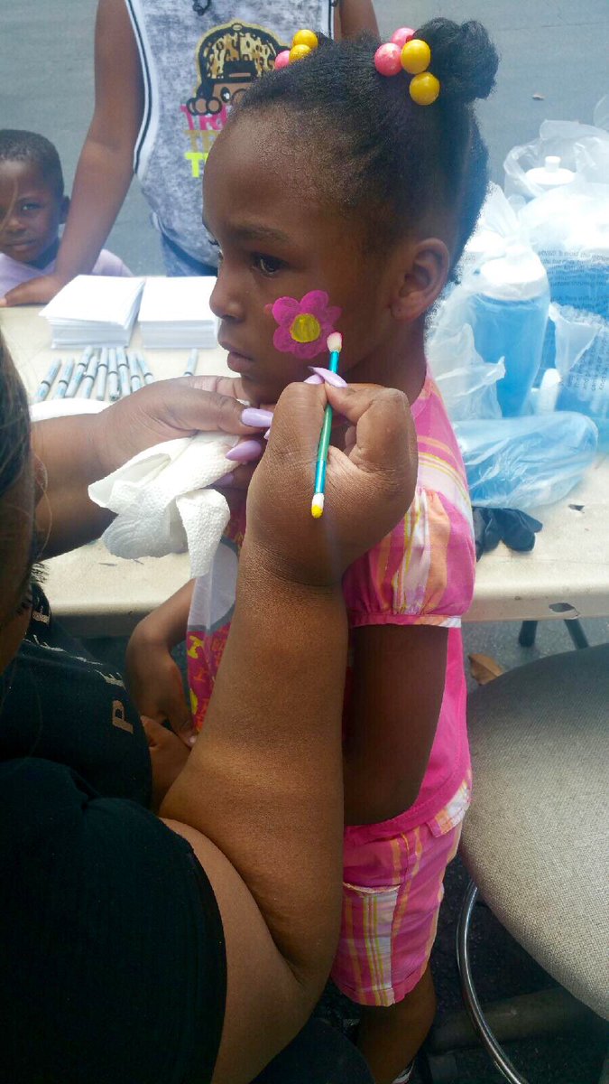 c_lvejoy0's tweet photo. More pics from Meadow Crossing Community Pool Party: face painting https://t.co/SsUi5f1QyG