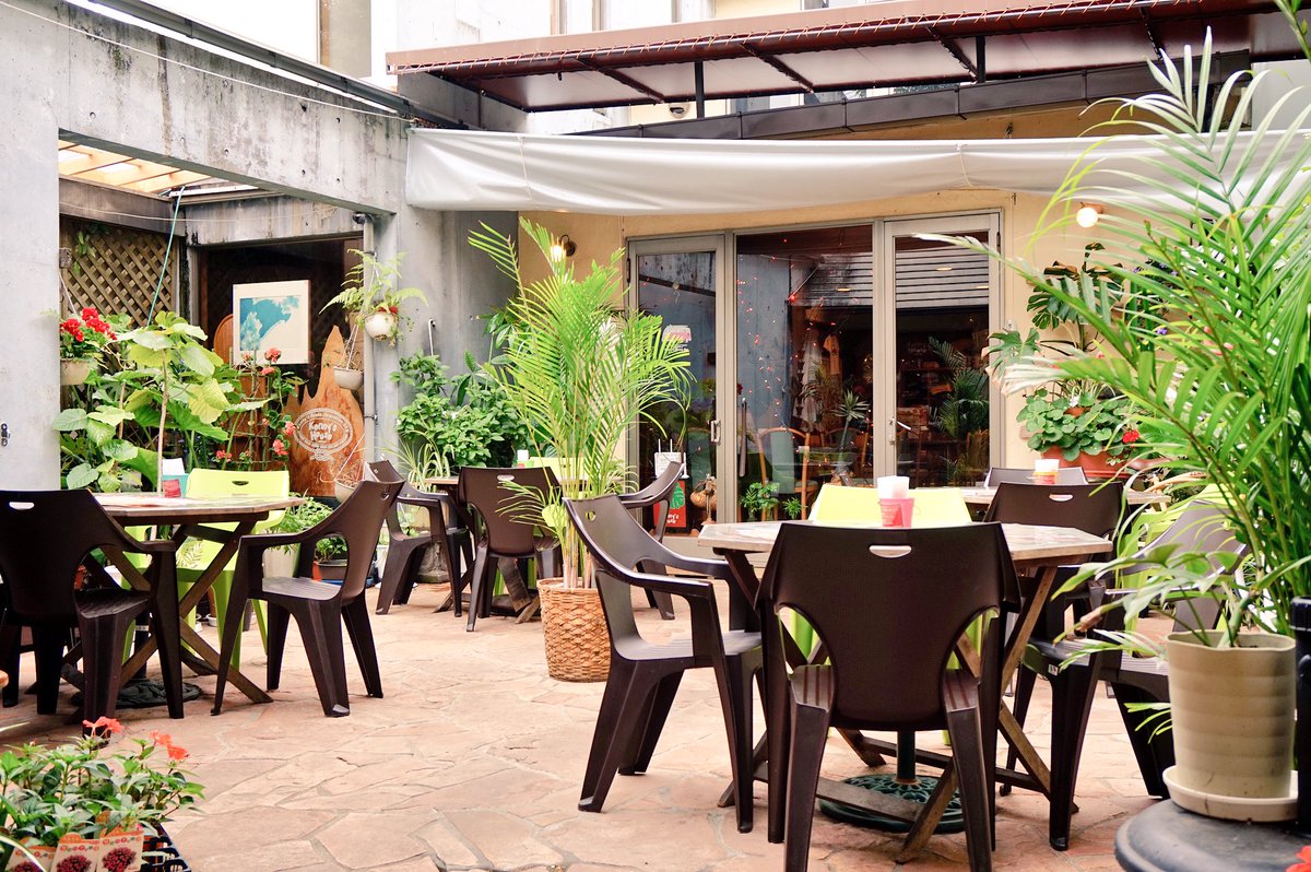 わんちゃん連れも入れるテラス席に開閉式の屋根がつきました！
雨の日でも安心してご利用頂けます☆