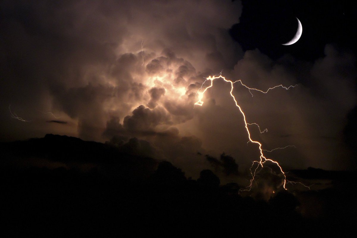 500px's tweet image. Tutorial: A Beginner’s Guide to Photographing Lightning goo.gl/13aVZH #inspiration #photography