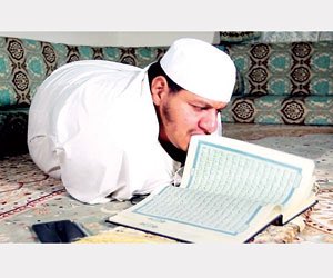 " طارق الوادعي "
رغم معاناته حفظ القرآن كاملاً مستخدماً فمه في تقليب الصفحات