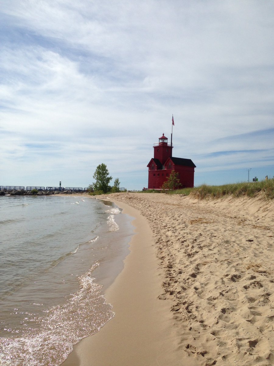 andyreports's tweet photo. I missed this place #bigredlighthouse #hollandmichigan #macatawa https://t.co/rTjbwgFFsj