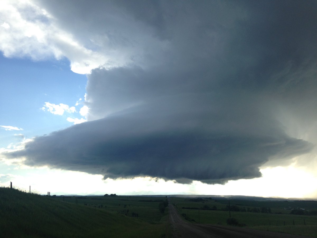 ABConstantine's tweet photo. Active supercell south of Cremona #abstorm @TwistedChasers https://t.co/q4VlWM8Jdb