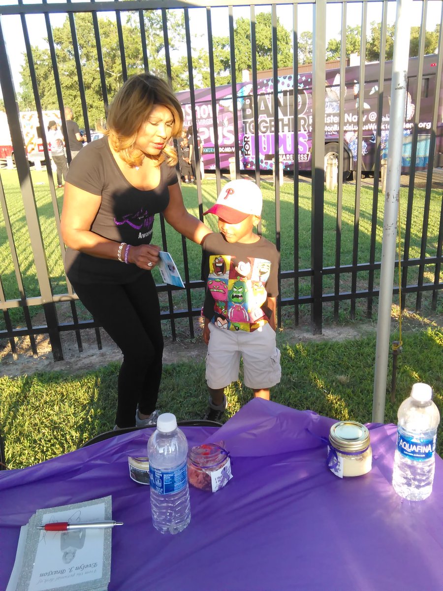 kidzstuff_org's tweet photo. 6 year old Best Selling Author Christian Samir Graves got a chance to meet Mrs. @EvelynBraxton! It was awesome! https://t.co/NNiaOrBXgM
