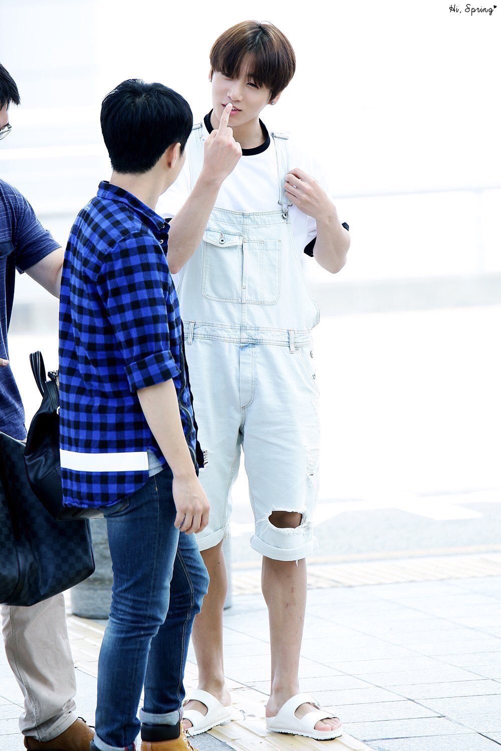 전 리리이🐰(りりい) on Twitter &quot;グクの空港ファッションがいろいろと終わってる件 ある日は体操服の上服 ある日はなんともいえ