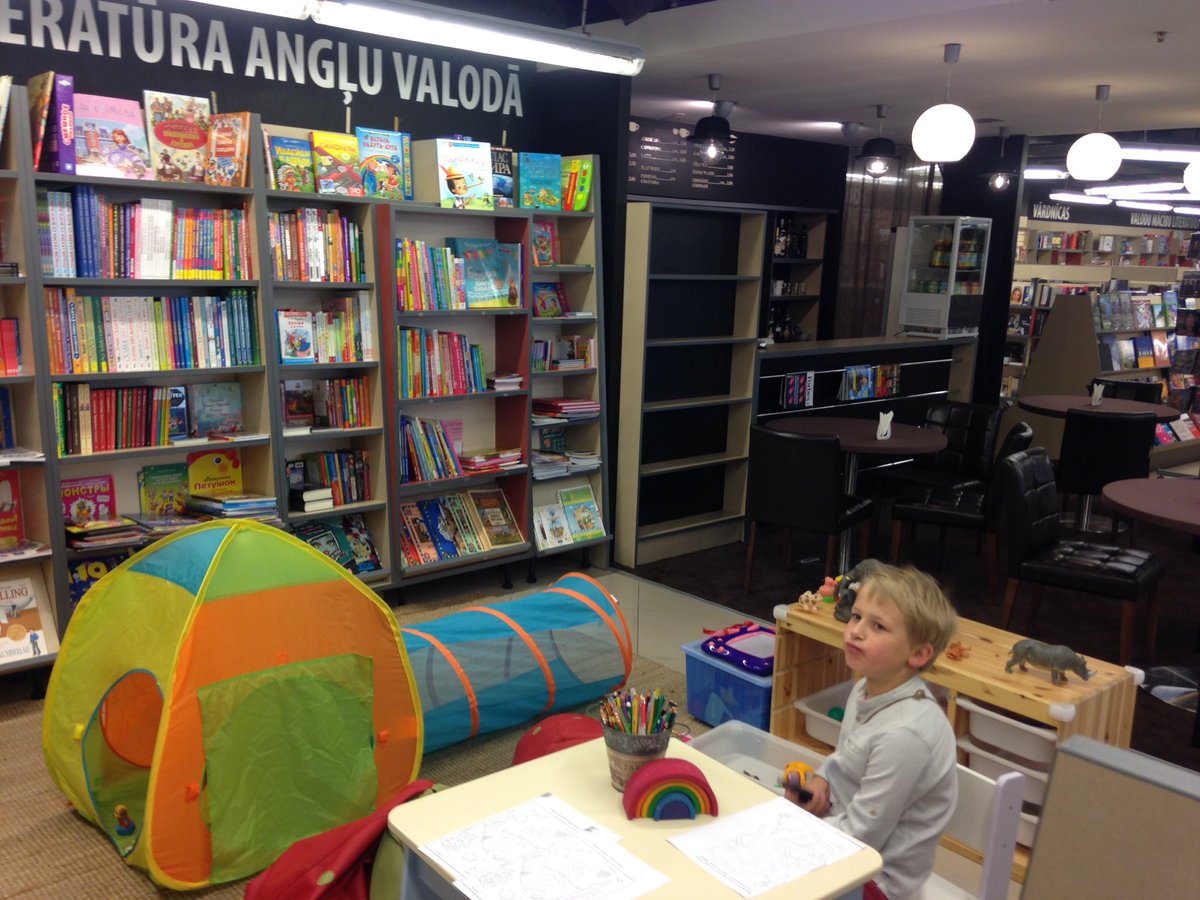 Mierīgi iedziļināties grāmatu pasaulē var veikalā Globuss Galerija Rīga 6.stāvā- jauks bērnu stūrītis!