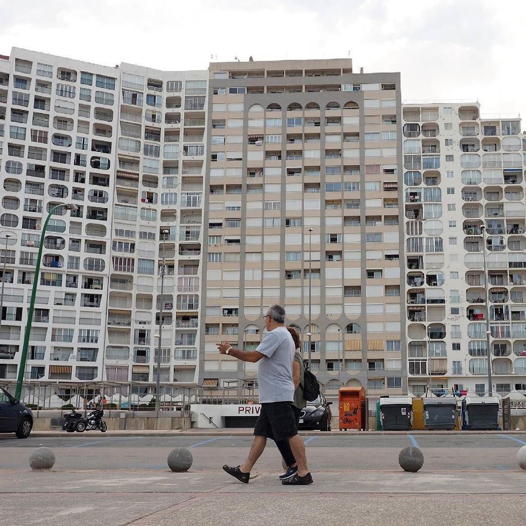 LaVanguardia's tweet photo. En Catalunya, sobretodo en la costa, hay 24.000 pisos/apartamentos que se alquilan todos l… https://t.co/ix7LG1Atxm https://t.co/722KW2nRvZ