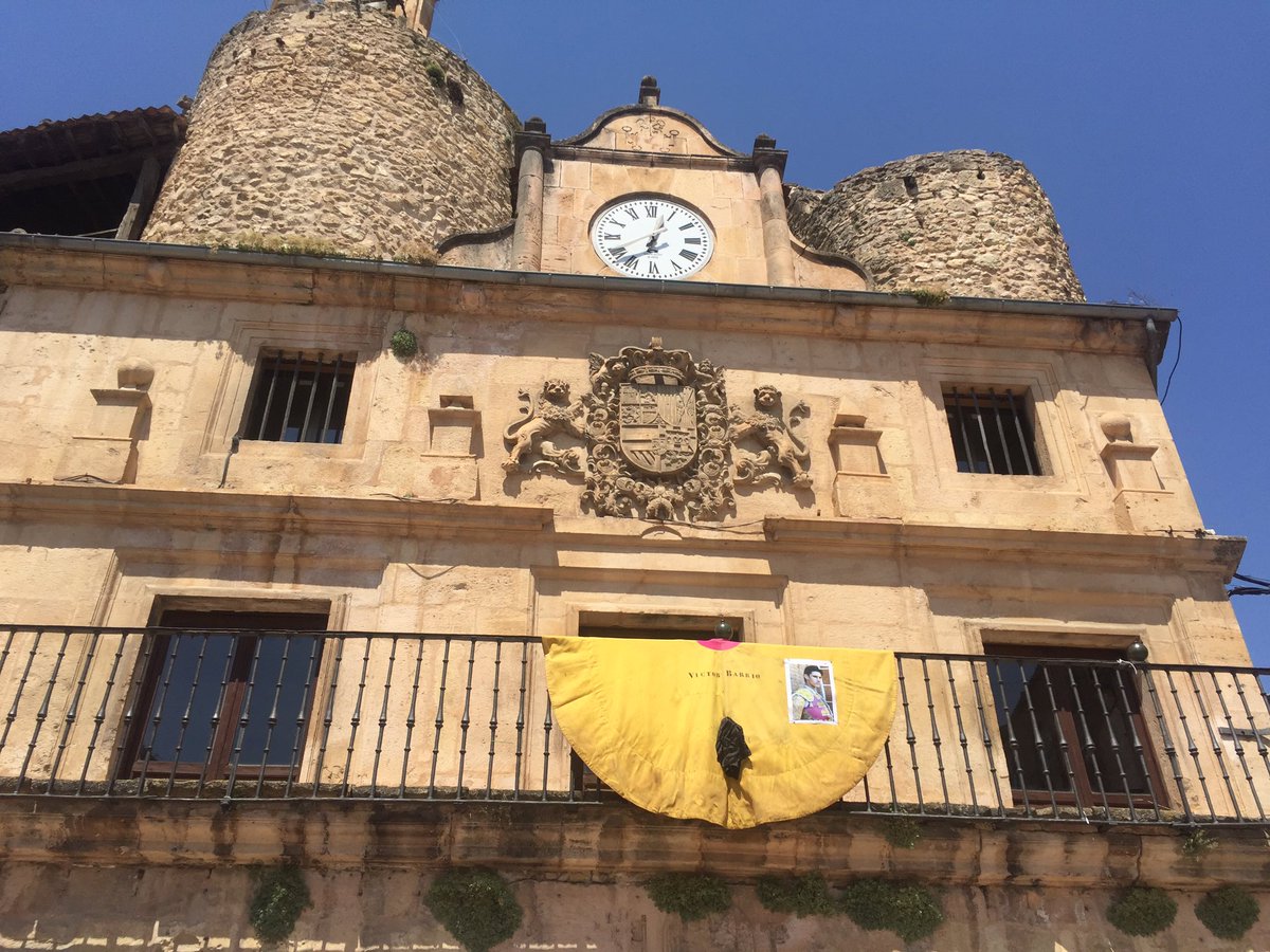 Ruben_Amon's tweet photo. El capote de Víctor Barrio ondea en el Ayuntamiento de Sepúlveda https://t.co/NbVkI3p24t