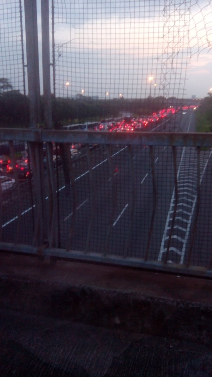 RadioElshinta's tweet image. 18.02: RT @hany_larassati: Tol Cikampek KM 63 padat perlahan lahan arah Jakarta. #InfoMudik #ArusBalik