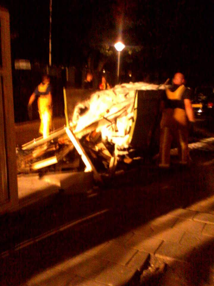 #containerbrand #leonardus na achtergebleven kozijnen en sloophout van de #renovatie #Helmond #aandachtspunt