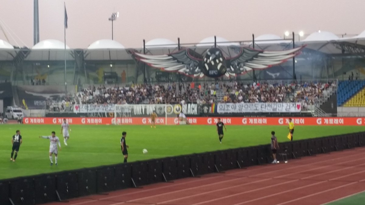 탄천종합경기장에서 열리는 성남FC vs 상주상무 경기⚽에 재난안전관실에서 응원왔어요. 경기초반 김두현 선수의 퇴장이 아쉽긴 하지만 수적 열세를 딛고 오늘 꼭 승리합시다! #성남시