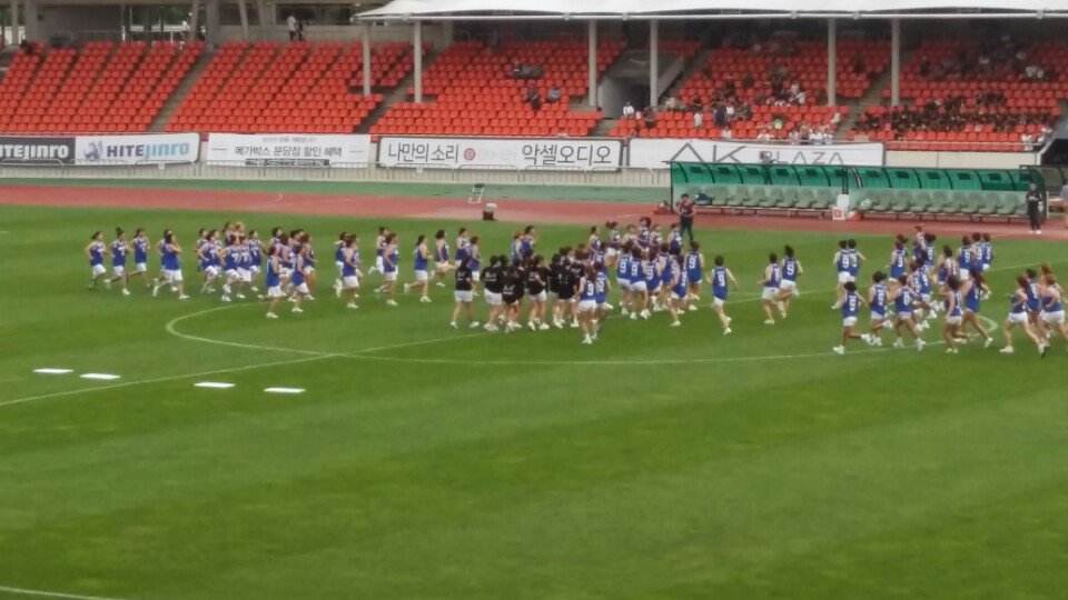 오늘은 탄천종합운동장에서는 성남FC:상주간 프로축구경기가 1:2전반전 경기가 끝났네요 후반전 경기에서는 3:2로 경기가 이길수 있도록 열심히 노력합시다. 성남FC 언제나 화이팅!!