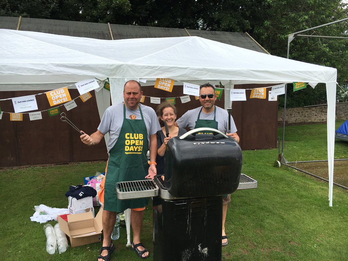 chewcricket's tweet photo. 12 o'clock and sausages are on https://t.co/OwGo4R15Yb