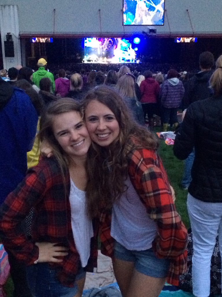 emma_miller3's tweet photo. my first concert when I was 7 years old and I couldn't have been happier to see them 10 years later #DCXPortland https://t.co/Yll2cHoLTB