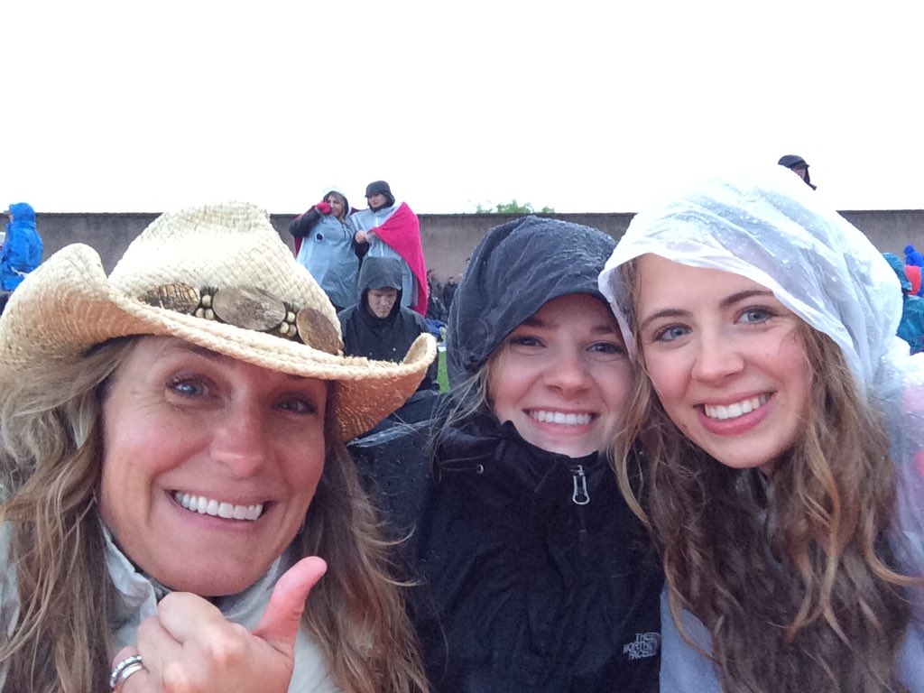 emma_miller3's tweet photo. my first concert when I was 7 years old and I couldn't have been happier to see them 10 years later #DCXPortland https://t.co/Yll2cHoLTB