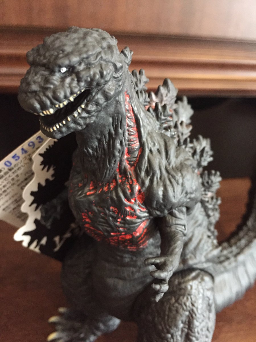 freeortman's tweet photo. Shin-Godzilla is coming home with me. Will fit perfectly on my office desk. https://t.co/me57DM3VtJ