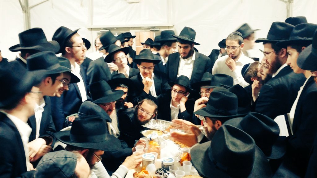 jewpics's tweet photo. Russian Cheif Rabbi, Rabbi Berl Lazar, leading a farbrangen at the chabad Rebbe's ohel.
#3tammuz #chabad #russia https://t.co/5xyDoazxao
