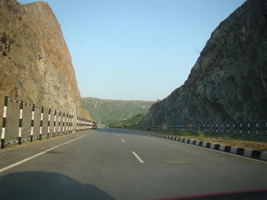 #myscenicroute, TOPGEAR - Road from #Mt.Abu #Gurushikhar to #Udaipur, India.... Clean, smooth, no traffic...