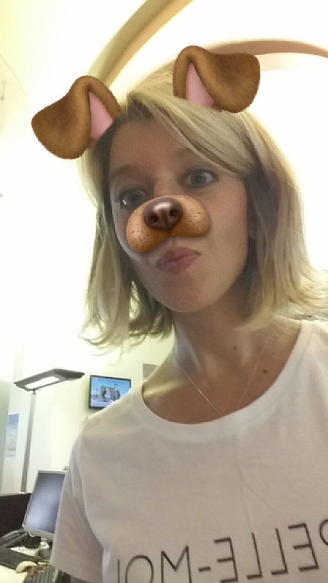 _MeloDASB_'s tweet photo. Quand @WendyBouchard découvre Snapchat 😂👌 #E1Finale #E1WE https://t.co/eOOm4Alycw