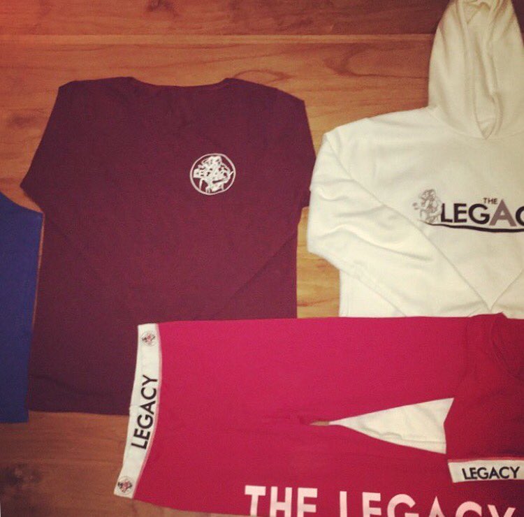 thelegacysa's tweet photo. New Apparel! Vneck , Hoodie , Sports Bra and Leggings are available to pre order!!! DM the page💪🏼#Legacytakeover https://t.co/qfgcQCS8b4