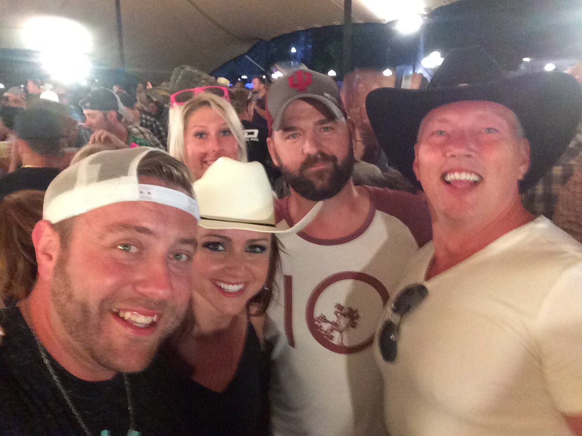 _BSMusic's tweet image. Ran into some familiar faces tonight @dutchysc @coldcreekcounty @CMTMusicFest