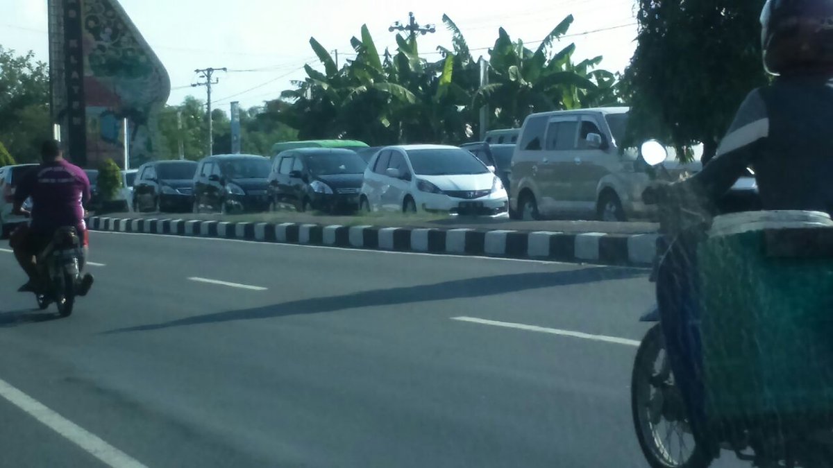 perhubunganjtg's tweet photo. #InfoMudik arus Yogya-solo trpantau di TL Danggung Tegalgado trpantau padat mrayap @ganjarpranowo https://t.co/9qqCfBNfi5