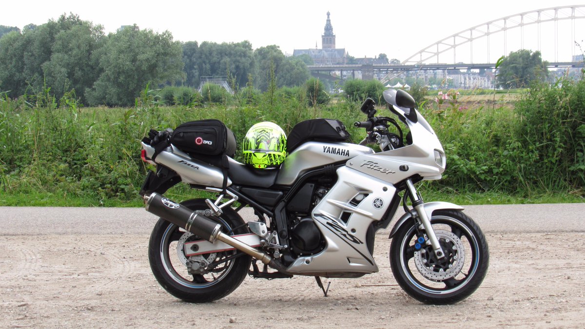 noudvanb's tweet photo. Klaar voor, mijn 16 jaar oude stalen ros. Met paar anderen #Duitsland onveilig maken. Goodbye #Nijmegen! Zin in! https://t.co/DeybANAYuT