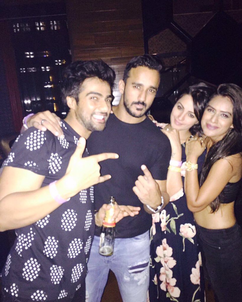 Theniasharma's tweet photo. #EXO our dance workouttttt💃
@Reyhnamalhotra @gautam13sharma @zainimam01 @vishalkarwal @rohitredz @anitahasnandani https://t.co/XOQINOV4mc