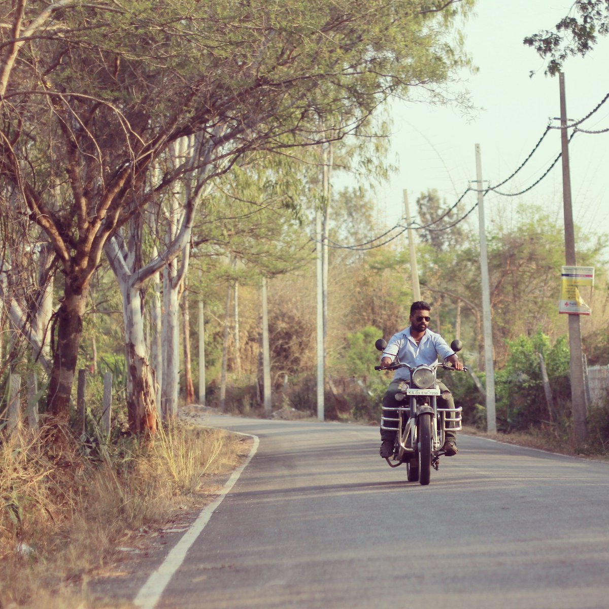 iamDeepuHassan's tweet photo. #royalenfield #standard350 #ride Made like a gun goes like a bullet. https://t.co/cL0LRHdIOv