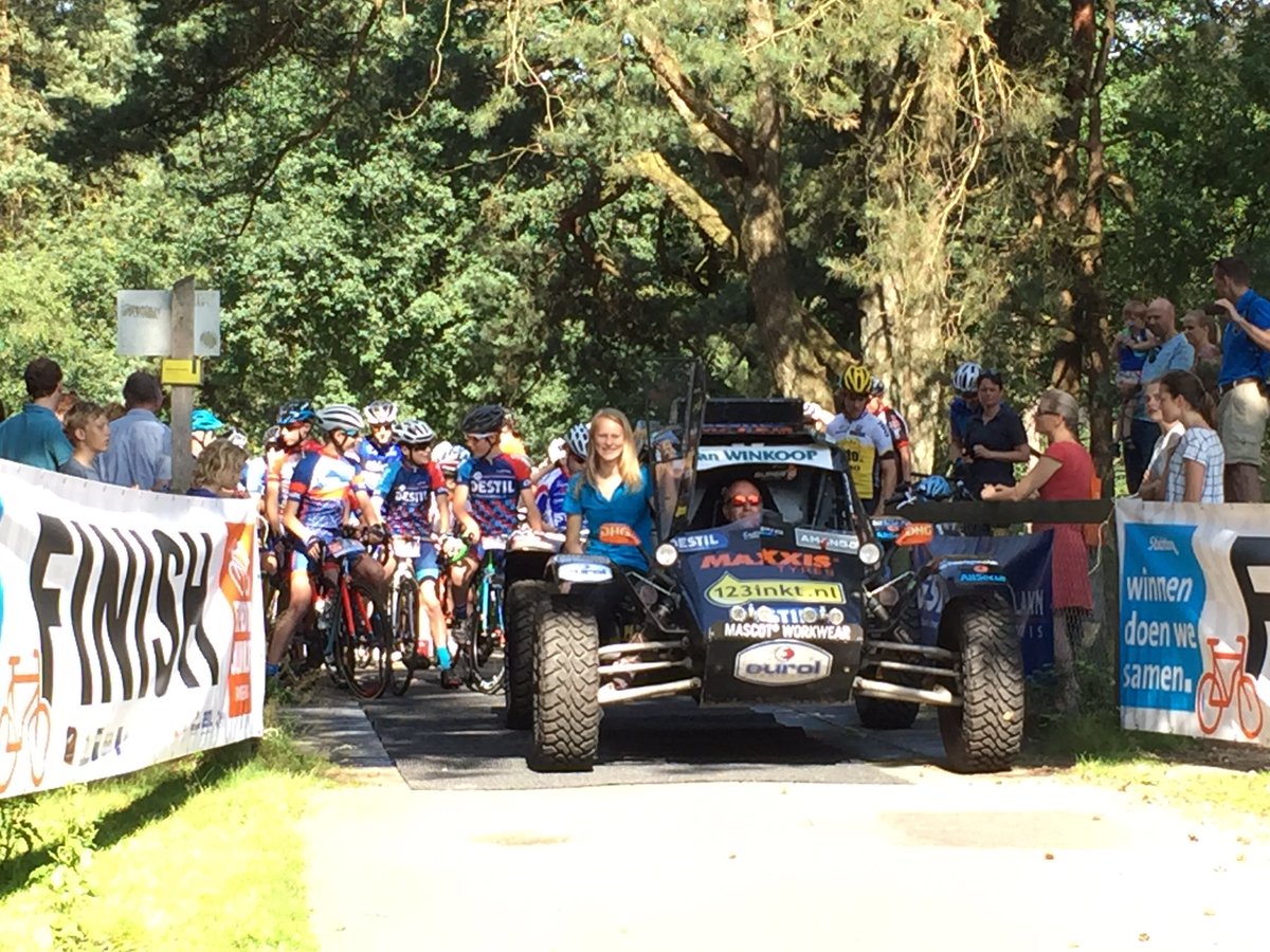 Op naar de start! Afdalen met buggy van <a href="/TimCoronel/">Tim Coronel</a>