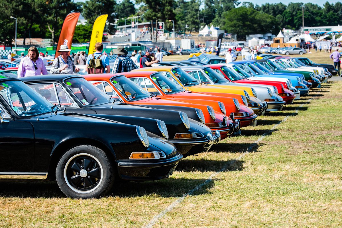 lemansclassic's tweet photo. 8500 voitures de clubs exposées aujourd'hui à #LeMansClassic #Porsche @Porsche911UK @PorscheGB @PorscheCarsNews https://t.co/9Y75qaVGEh